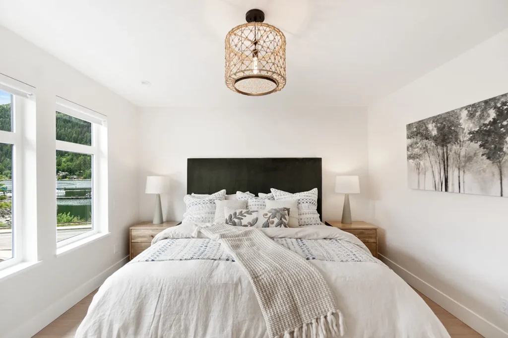 Bedroom with a view of the lake